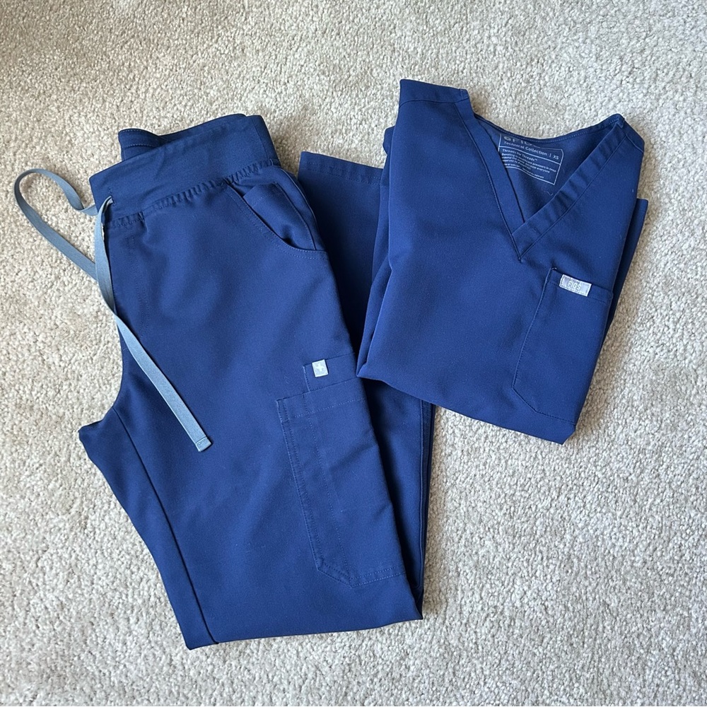FIGS Women’s Navy Blue Scrub Set